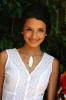 Alice Greczyn in alb