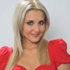 Alina Sorescu intr o camasa rosie