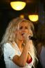 Andreea Banica cantand