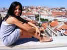 Corina Caragea sta pe marginea balconului