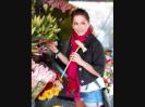 Danna Garcia printre flori
