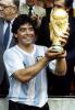 Diego Armando Maradona cu cupa in mana
