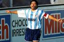 Diego Armando Maradona saluta galeria