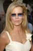 Kim Basinger cu ochelari