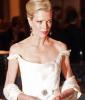 Kim Basinger in alb
