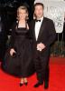Kim Basinger in negru