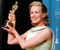 Kim Basinger primeste trofeul