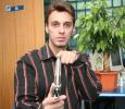 Mircea Badea cu un pistol in mana