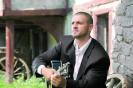Pavel Stratan cu chitara in mana