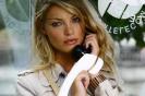 Valentina Pelinel vorbeste la telefon
