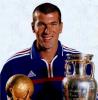 Zinedine Zidane tine cupa si mingea in mana